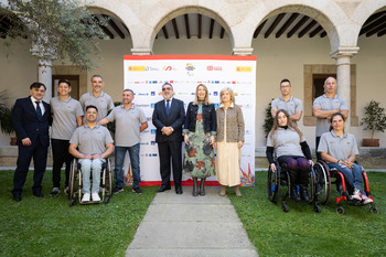 Guardiola recibe a los deportistas de Extremadura preseleccionados para los Juegos Paralímpicos de París 2024