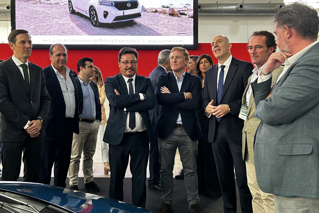 El consejero Santamaría muestra su apoyo al sector de la automoción con motivo de la inauguración de la I Feria del Vehículo de Ocasión y Km 0