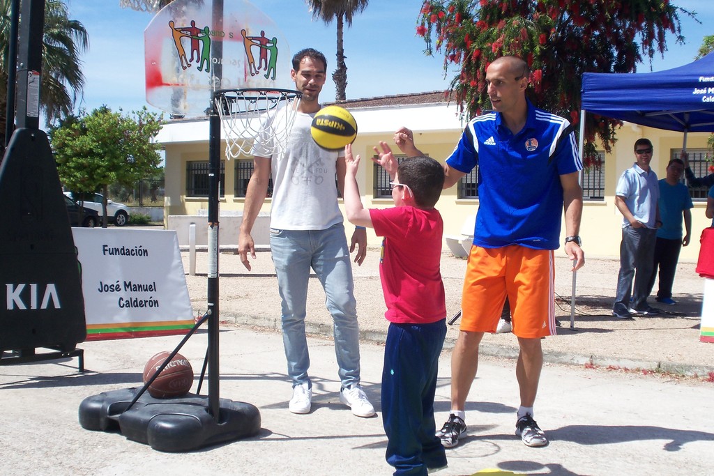 Calderón enseña a jugar a baloncesto a los alumnos del Colegio Ntra. Sra. de la Aurora de Aprosuba-9