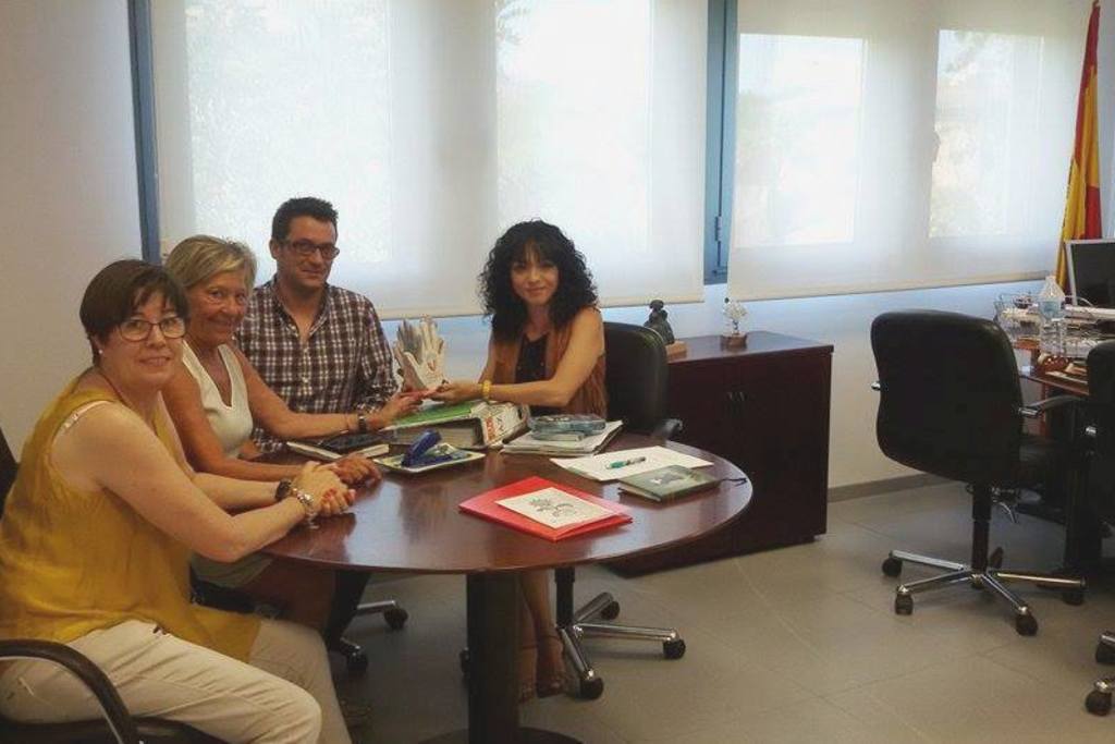 La directora general de Políticas Sociales se reúne con colectivos de voluntariado y del pueblo gitano