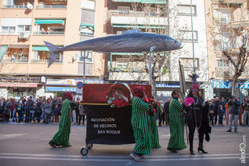 Caribe gana el primer premio en el desfile de comparsas con el que Badajoz despide su carnaval 2015 en el Entierro de la Sardina.