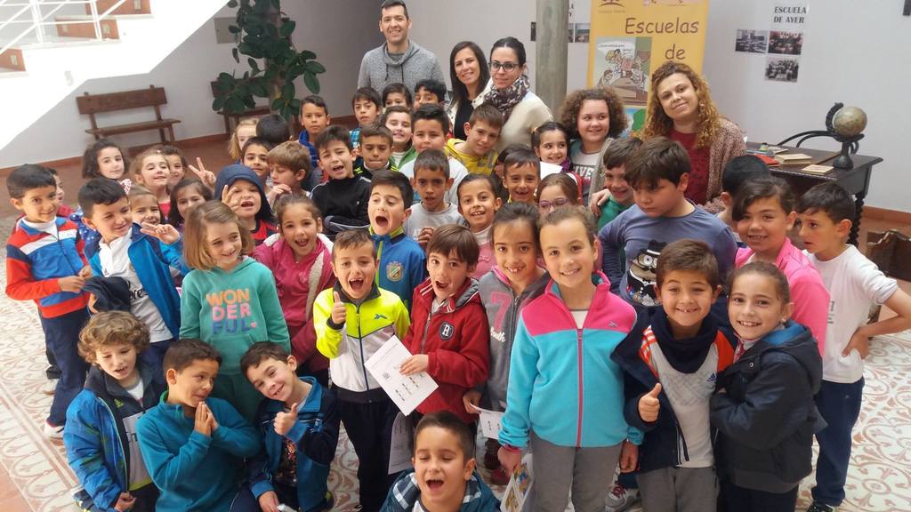Niños y niñas de Alconchel visitando la exposición itinerante "Escuelas de Ayer y de Hoy"