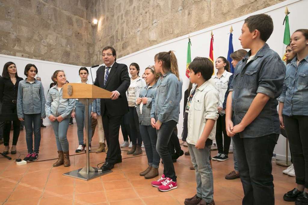 Fernández Vara propone a los chicos del Coro de Campanario que le acompañen en el mensaje de Fin de Año