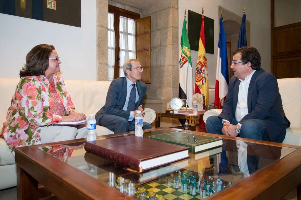 Fernández Vara recibe a los embajadores en España de Paraguay y Francia