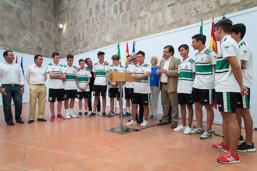 Vara recibe a los jugadores de la selección extremeña cadete de fútbol-playa