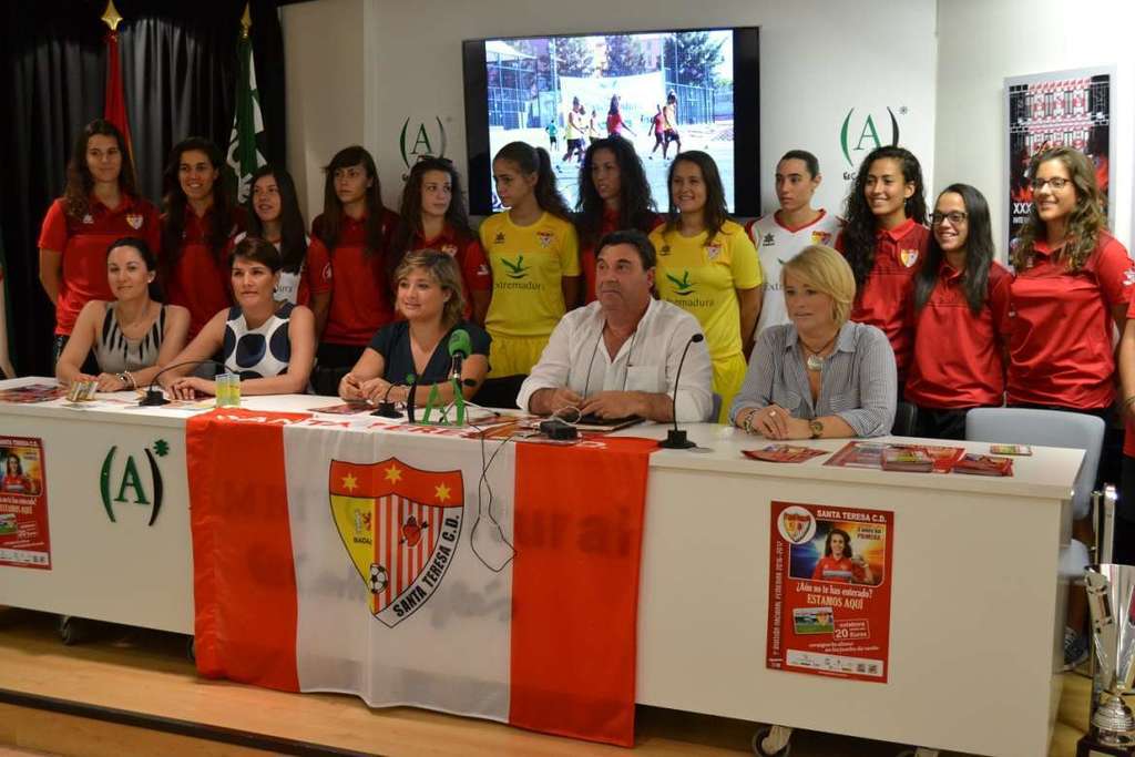 La directora general de Deportes destaca al Santa Teresa CD como uno de los emblemas del deporte femenino extremeño