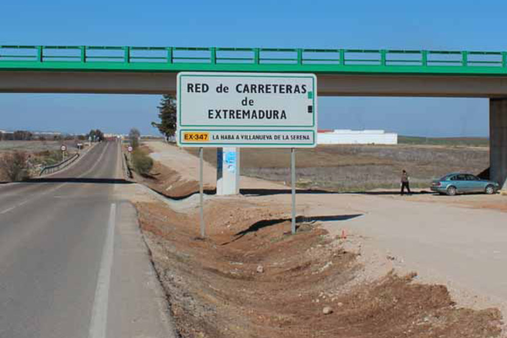 Navarro señala como objetivo de la Junta de Extremadura recuperar las inversiones en infraestructuras que había antes de la crisis cuando las condiciones económicas lo permitan