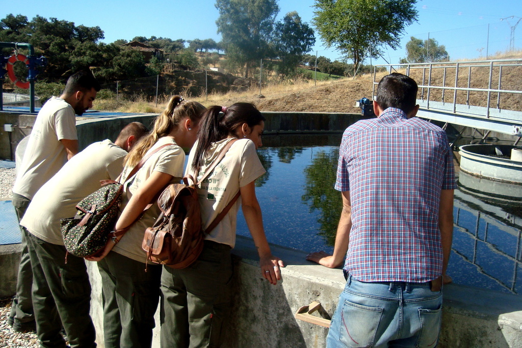 Alumnos del programa Apendizext visitan la depuradora de Oliva de la Frontera