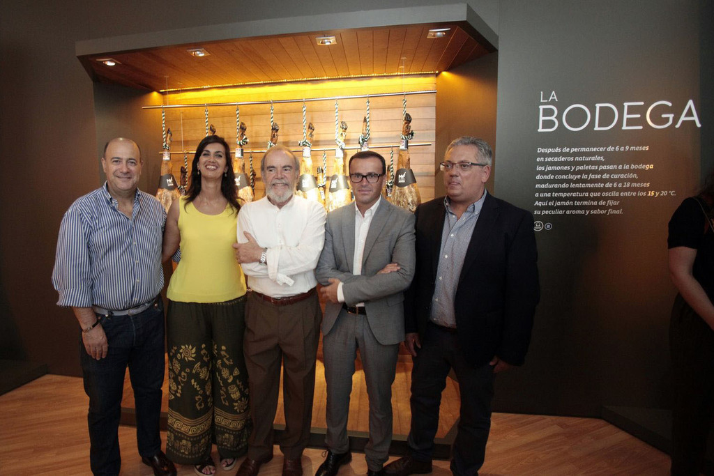 Cultura elogia la actualización y la nueva obra de Eduardo Naranjo del Museo del Jamón de Monesterio