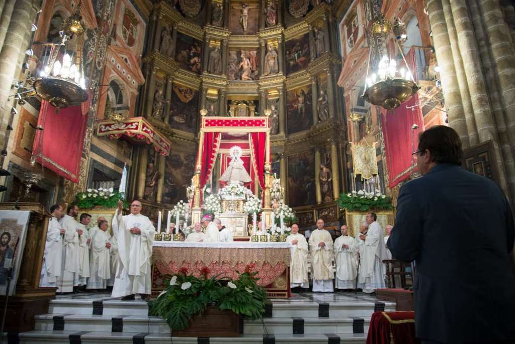 Vara asiste en Guadalupe a la tradicional Misa Pontifical que conmemora el Día de Extremadura