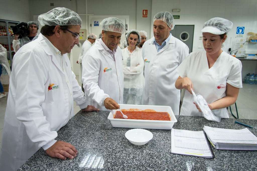 Fernández Vara defiende el sector cooperativo en su visita a Tomalia
