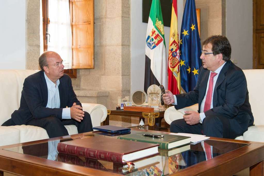 Fernández Vara destaca el buen clima de diálogo con los grupos parlamentarios en las negociaciones del Presupuesto de 2017