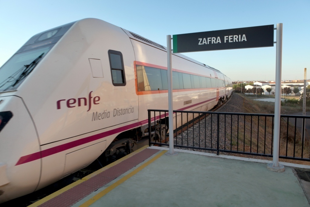 Se restablecen a partir del lunes los trayectos Mérida-Zafra y Cáceres-Valencia de Alcántara con 18 trenes semanales convenidos entre la Junta de Extremadura y Renfe
