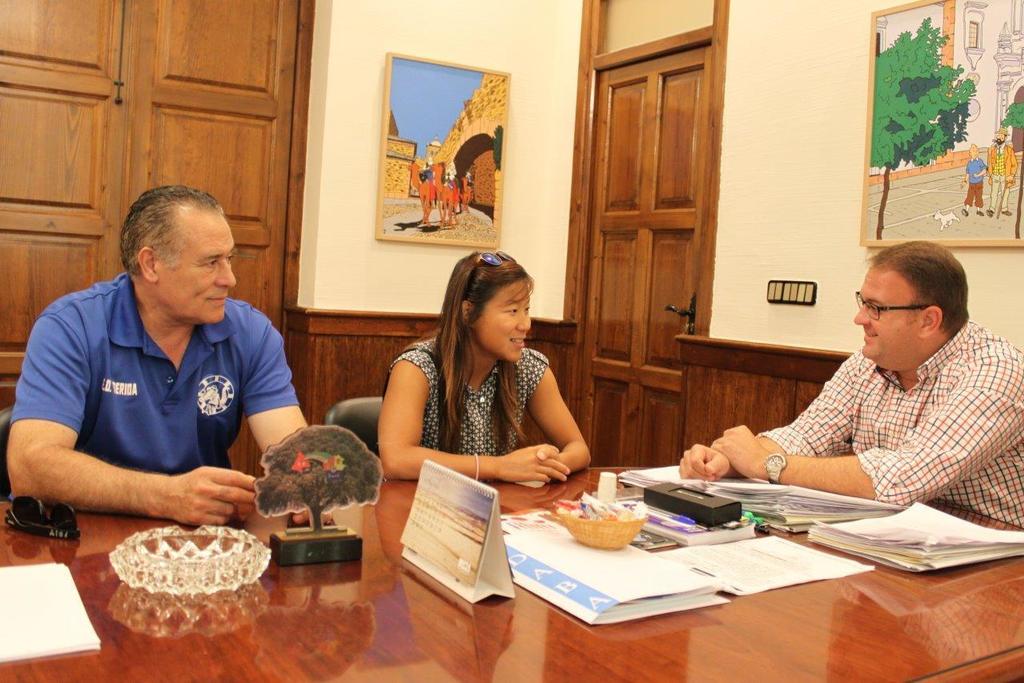El alcalde de Mérida recibe a la nadadora paralímpica Isabel Yinghua