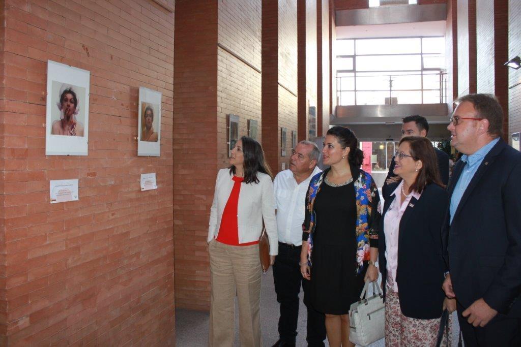 La Primera Dama de Costa Rica inaugura una exposición dedicada a los nuevos creadores del país