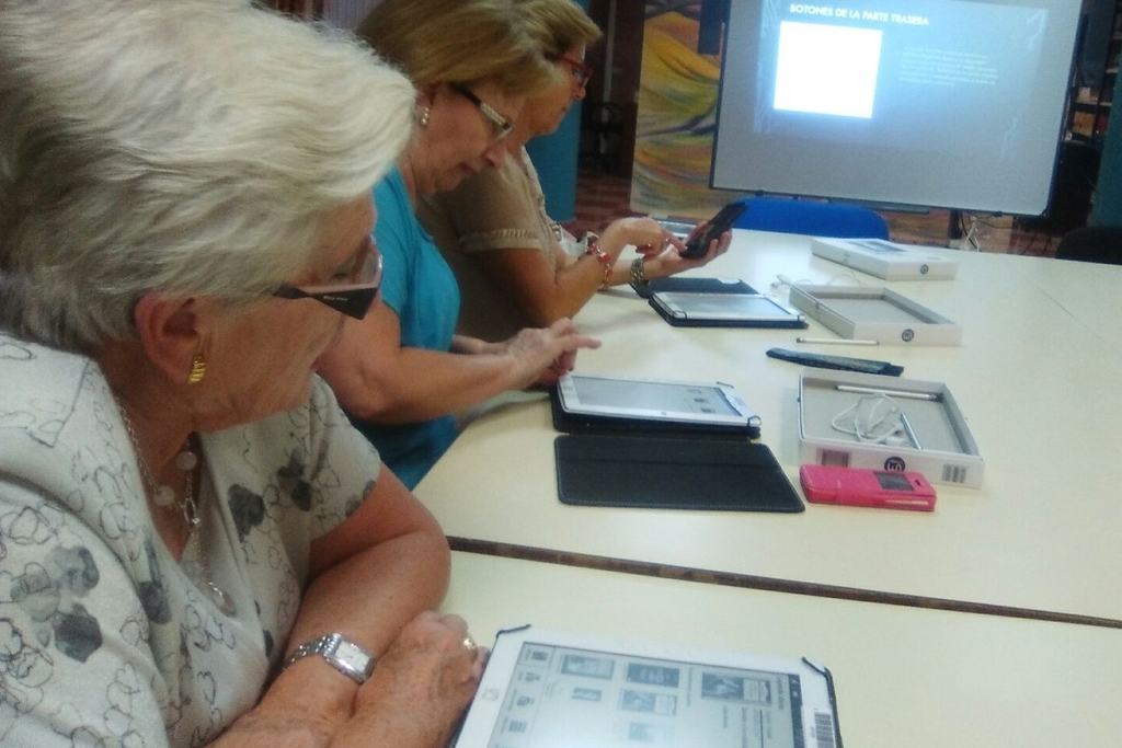La biblioteca realiza un taller de formación tecnológica para facilitar la lectura digital