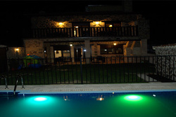 600x400 frontal jardin piscina noche dam preview
