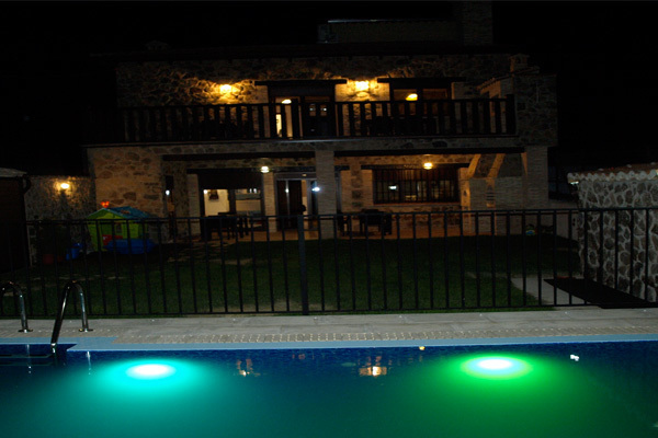 600x400 frontal jardin piscina noche