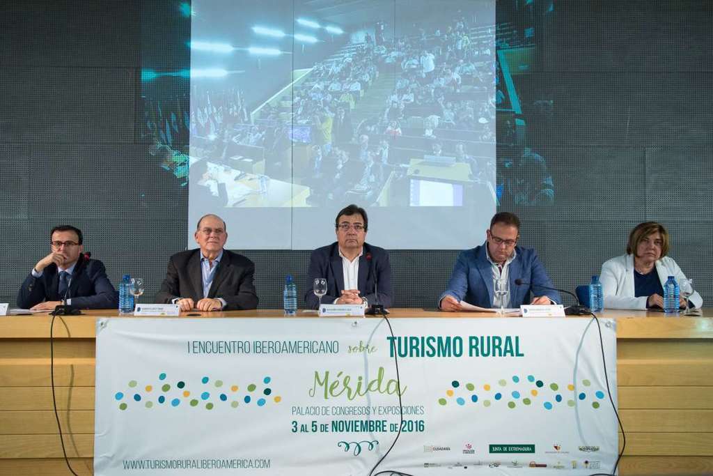 Fernández Vara apuesta por fomentar el turismo de experiencias para potenciar el sector en Extremadura