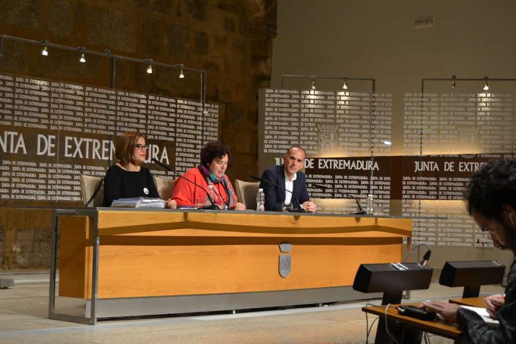 La Junta de Extremadura pone en marcha la Plataforma Logística de Badajoz y acuerda convenios de desarrollo local con los 24 GAL