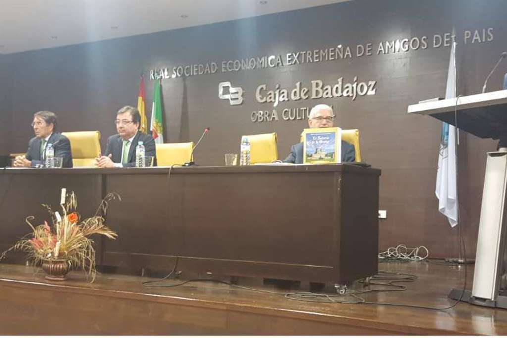 Fernández Vara defiende que la sociedad civil tome el relevo del protagonismo público en la región