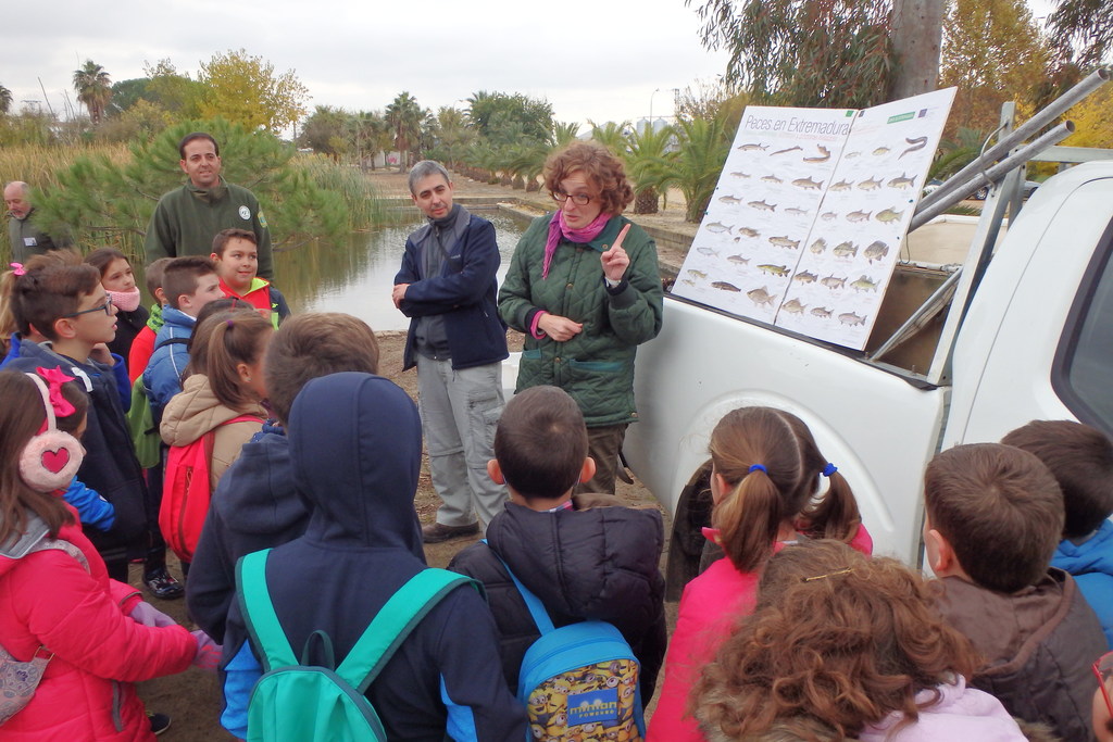 Medio Ambiente conciencia a escolares y mayores del valor de la acuicultura en su día nacional