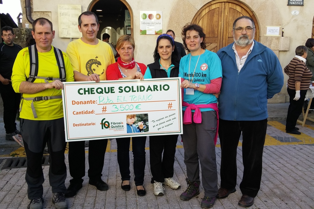 La I ruta solidaria del Club de Senderismo de El Torno consigue recaudar 3.500 euros para la Asociación de Fibrosis Quística de Extremadura