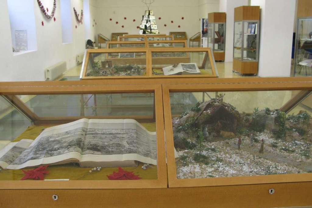 La Biblioteca de Extremadura alberga una muestra con más de cien piezas alusivas a la Navidad