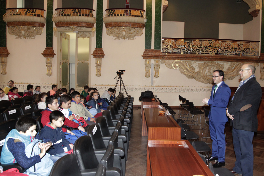 Alumnos del Colegio Nuestra Señora de Guadalupe de Segura de León visitan la Diputación de Badajoz
