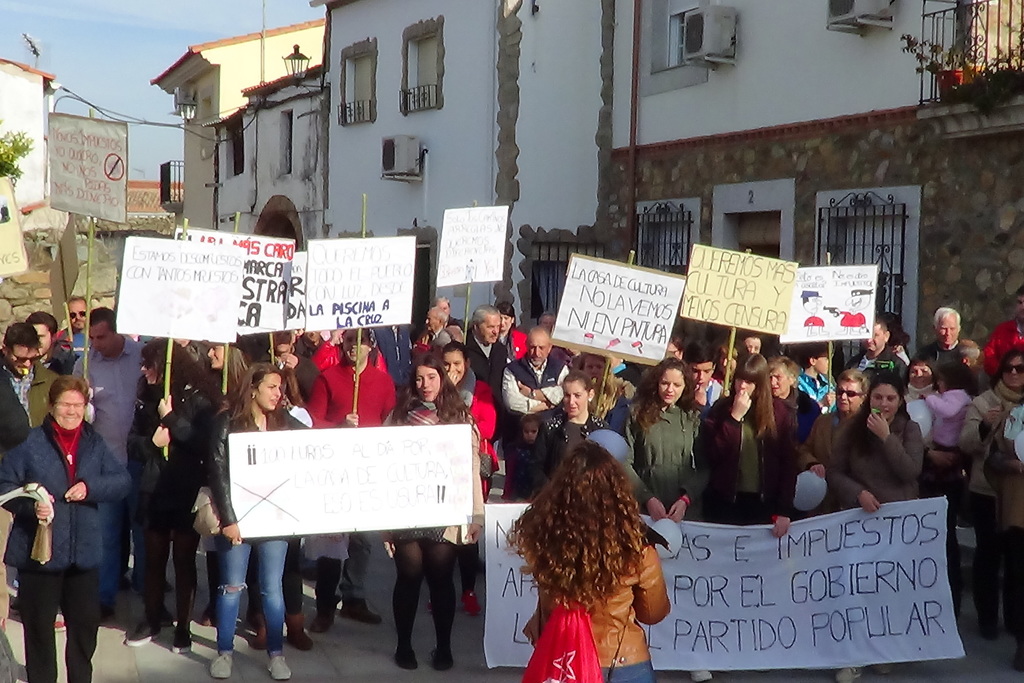 Salvatierra de Santiago se manifiesta por las abusivas tasas municipales impuestas por el Gobierno del Partido Popular, según el PSOE