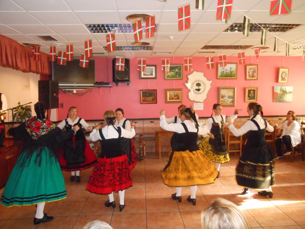 XXV Semana Cultural del Centro Extremeño de Mondragón Jota bailada por el grupo de danzas de Centro Extremeño de San Sebastian.