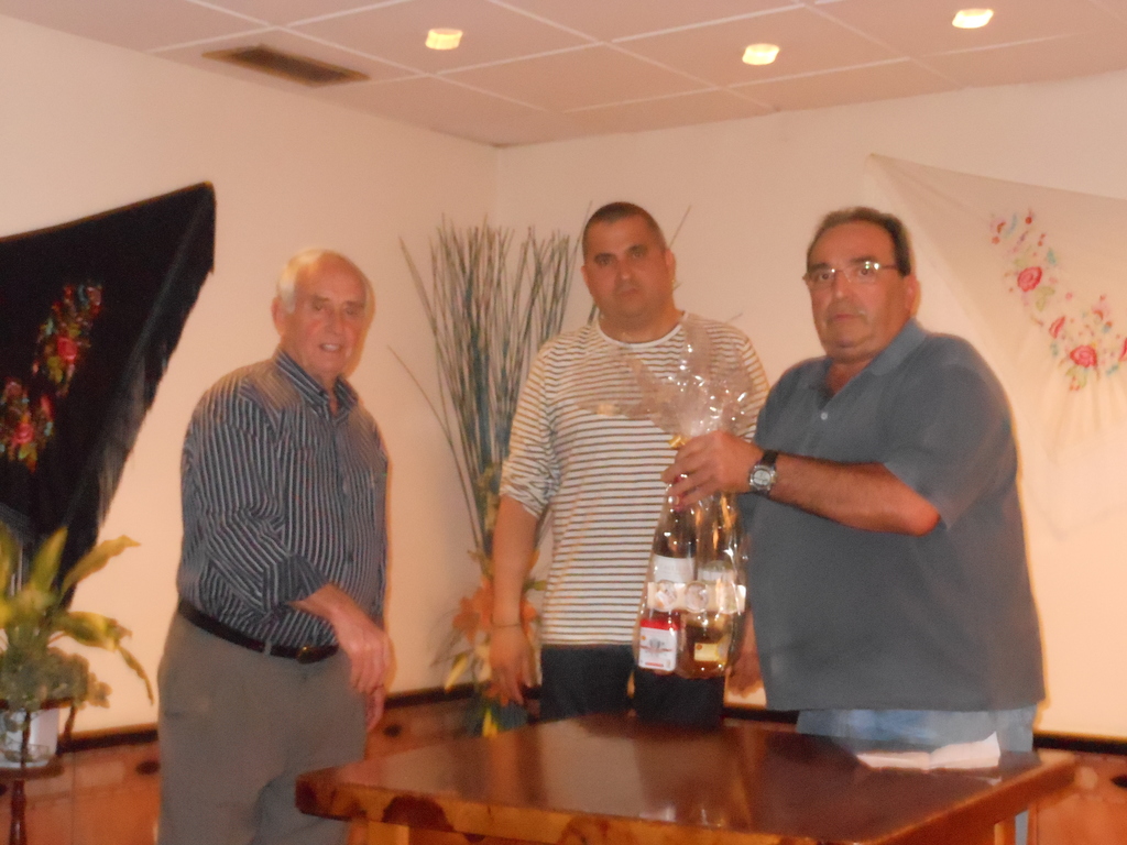 XXV Semana Cultural del Centro Extremeño de Mondragón entrega de premio campeones de dominó.
