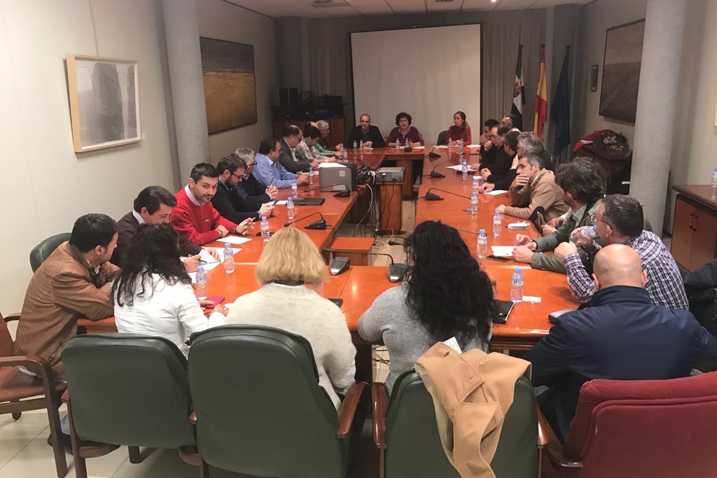 La Junta de Extremadura dará ayudas directas las mancomunidades para los parques de maquinaria