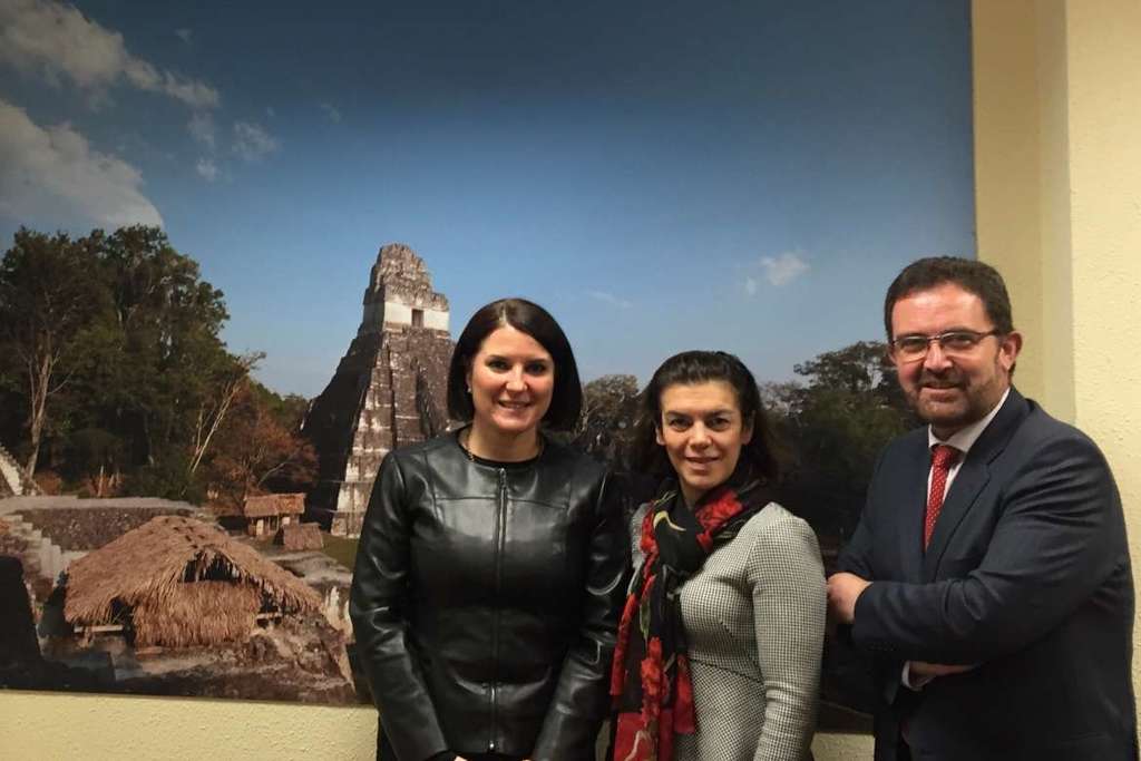 La directora general de Acción Exterior y el director de Extremadura Avante se reúnen en Madrid con las embajadoras de Guatemala y Panamá