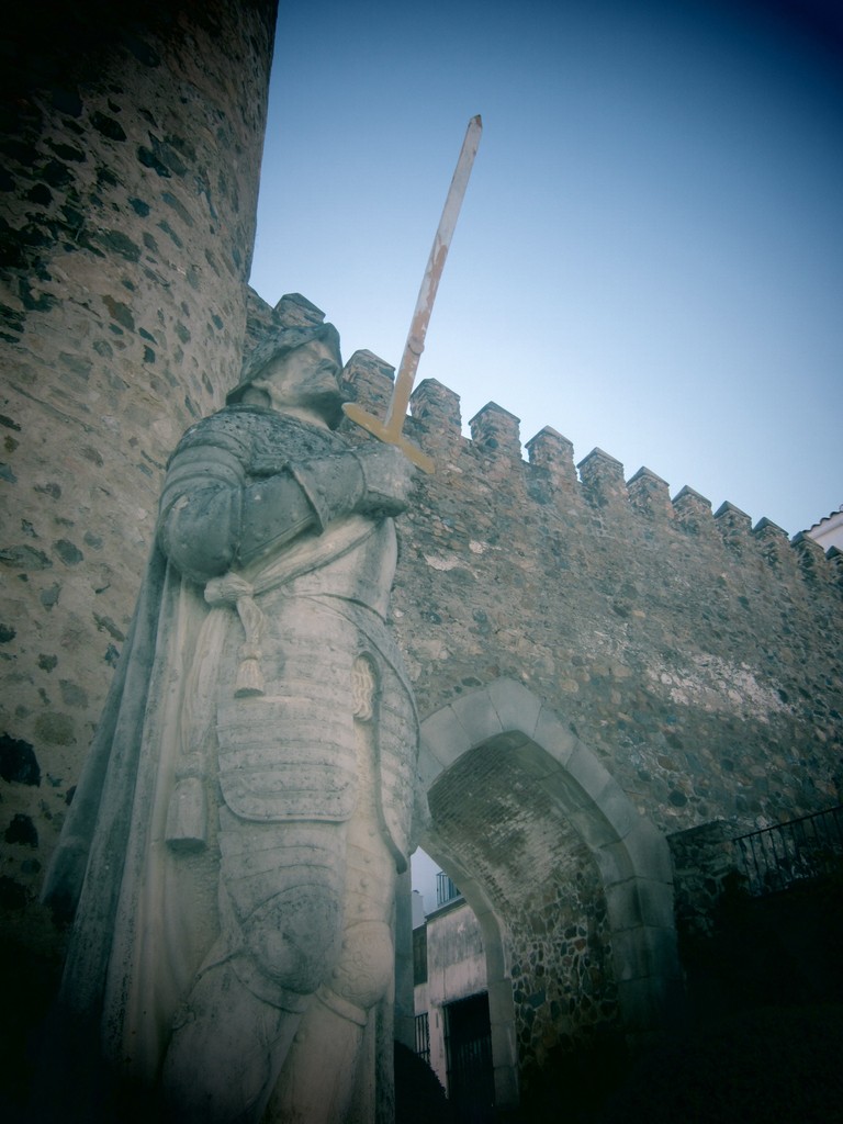 ¿Qué ver en Jerez de los Caballeros? Estatua de Hernando de Soto (vigilando la Puerta de Burgos)