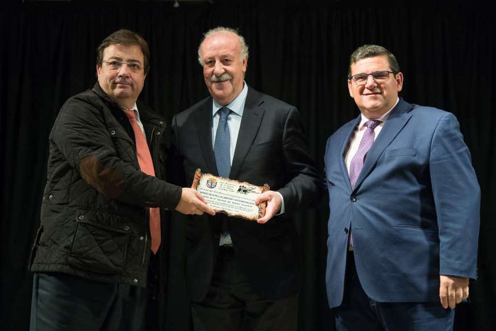 Fernández Vara entrega el premio Adalid de la Paz, de la Libertad y la Solidaridad a Vicente del Bosque
