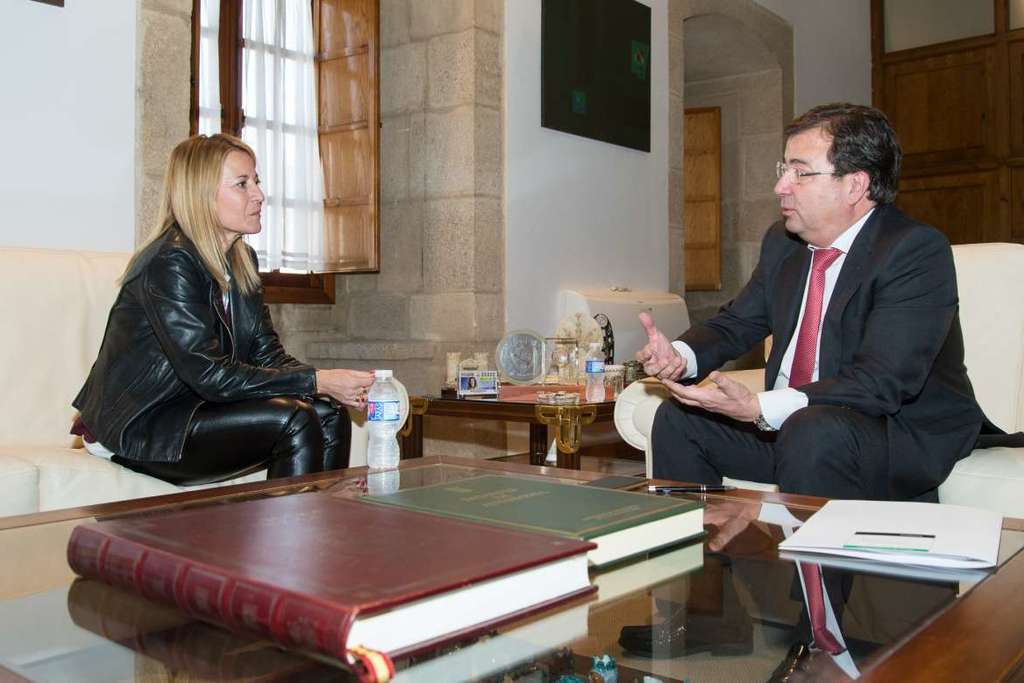 Fernández Vara recibe a la alcaldesa de Cáceres con quien ha tratado diferentes asuntos de interés para la ciudad