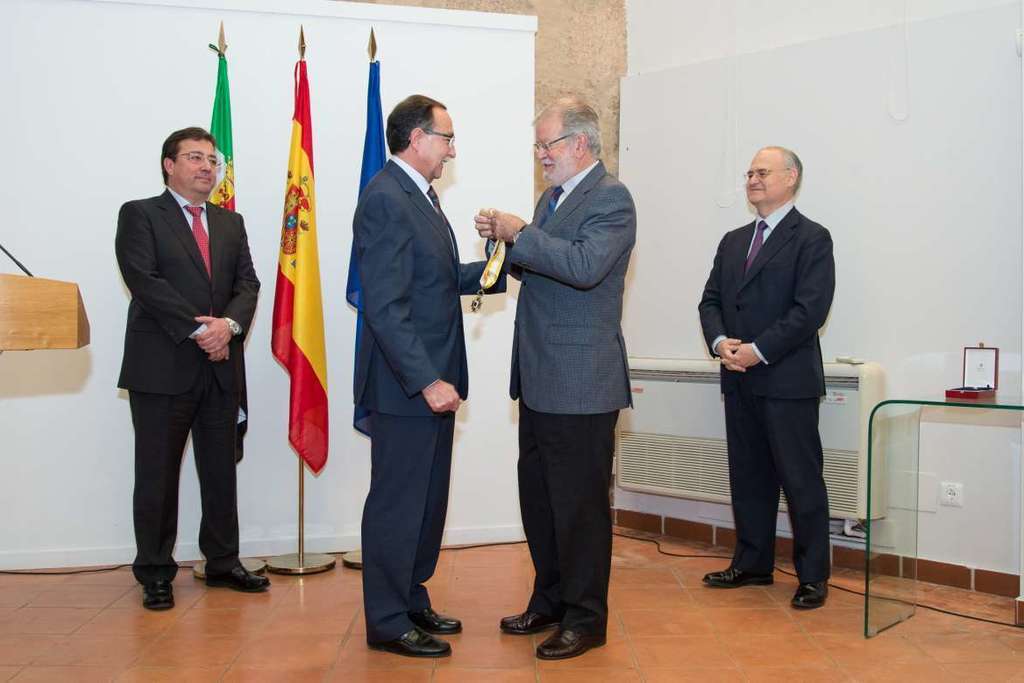 El Jefe de Protocolo de la Junta de Extremadura, Javier Castaño, recibe la Orden de Isabel La Católica