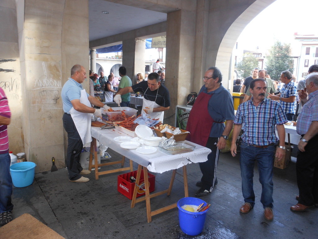 lunes, 20 de octubre de 2014 - XVIII Edición de la feria gastronómico-folklórica de las comunidades en Aretxabaleta socios en los preparativos