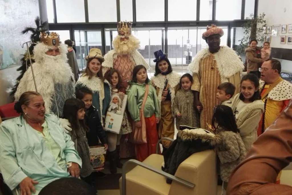 Los Reyes Magos visitan los hospitales de Mérida y Tierra de Barros