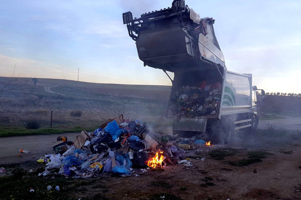 Brasas mal apagadas provocan la combustión de la basura dentro del camión en Puebla del Prior