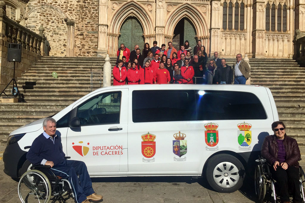 La presidenta de la Diputación cacereña asiste, en Guadalupe, a la entrega a ASDIVI de un vehículo adaptado a distintas discapacidades