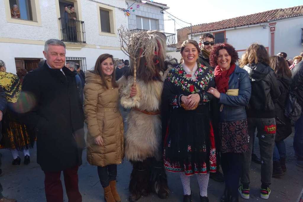 Gil Rosiña muestra el apoyo de la Junta de Extremadura para que la Fiesta de Las Carantoñas sea declarada de Interés Turístico Nacional
