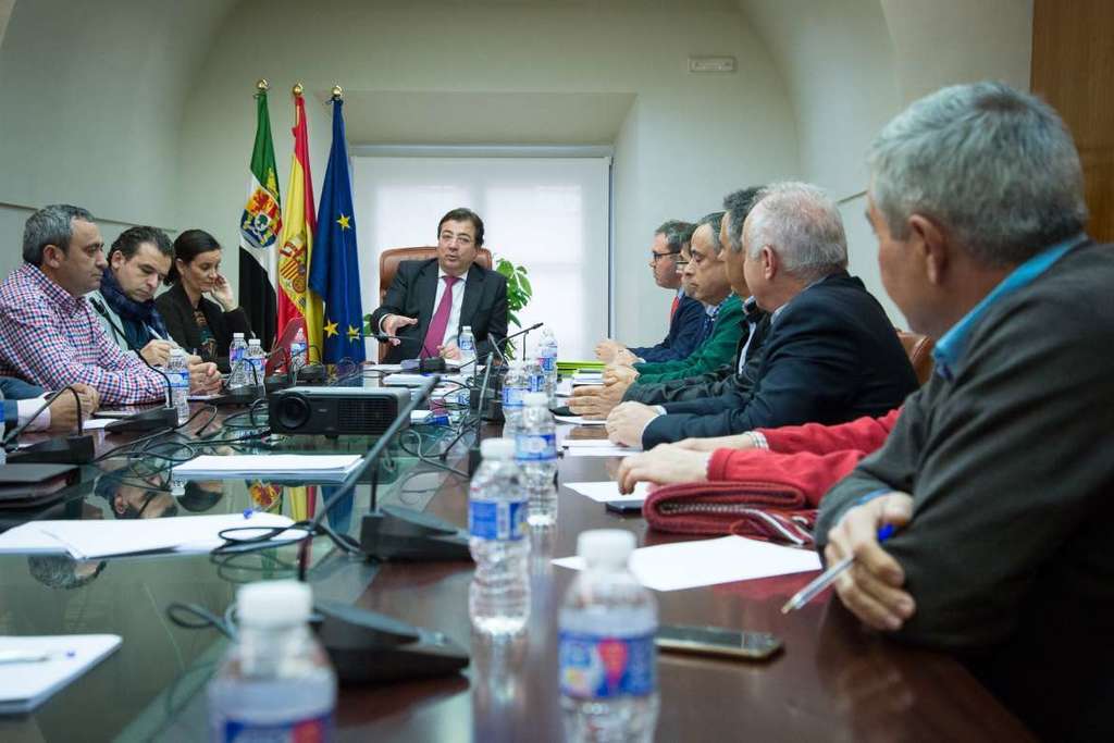 Vara recibe al presidente de Cooperativas Agroalimentarias de Extremadura y a su consejo rector