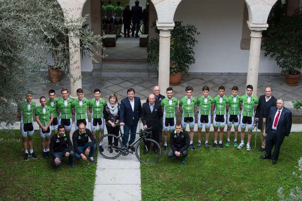 El presidente de la Junta de Extremadura recibió al equipo de ciclismo ‘Bicicletas Rodríguez Extremadura’