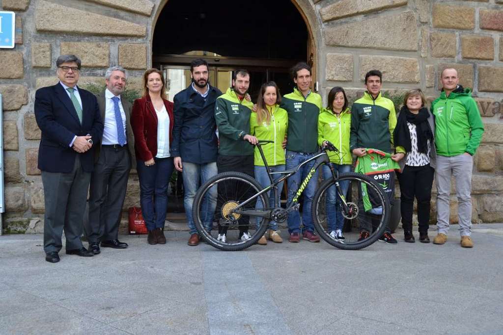 La directora general de Deportes alaba el trabajo integral de los clubes extremeños en la presentación del equipo ciclista ‘Extremadura Ecopilas’