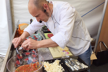 El chef Joaquín Felipe destaca las particularidades de los quesos extremeños en el "show-cooking" de Trujillo