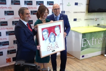 Echávarri entrega a Ana Rosa Quintana el Premio Excelencia Picota del Jerte