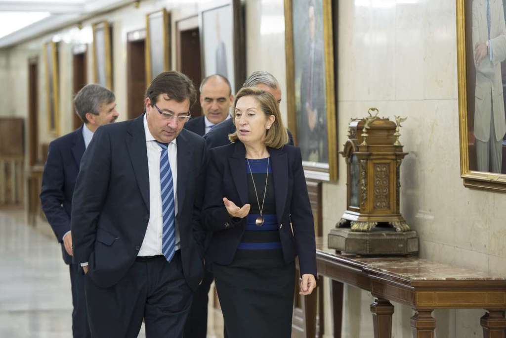 El Ministerio de Fomento se compromete con Fernández Vara a terminar las obras del tren rápido antes de final de 2016