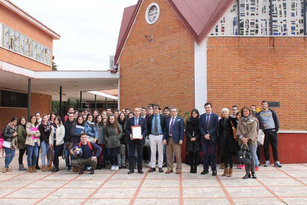 La Junta presenta a la Facultad de Empresariales y Turismo un estudio de accesibilidad para su edificio de Cáceres